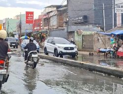 Jalan Juanda Kawasan Pasar Baru Bekasi “Dibiarkan” Becek
