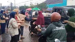 Emak-emak PSM Bekasi Timur Bagikan Takjil untuk Pengguna Jalan