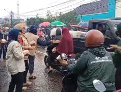 Emak-emak PSM Bekasi Timur Bagikan Takjil untuk Pengguna Jalan