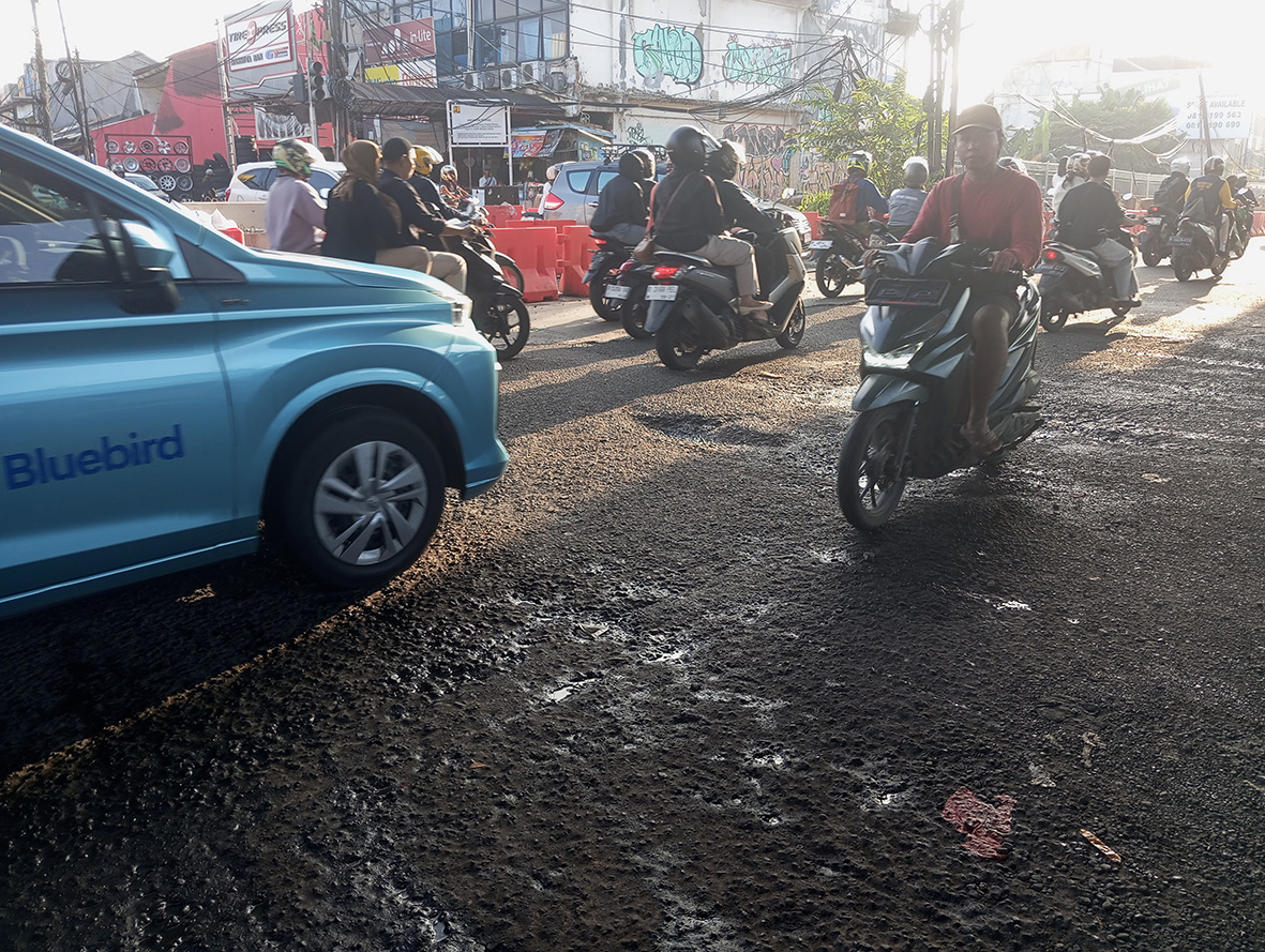 Jelang Lebaran, Jalan Utama di Kota Bekasi Masih Rusak