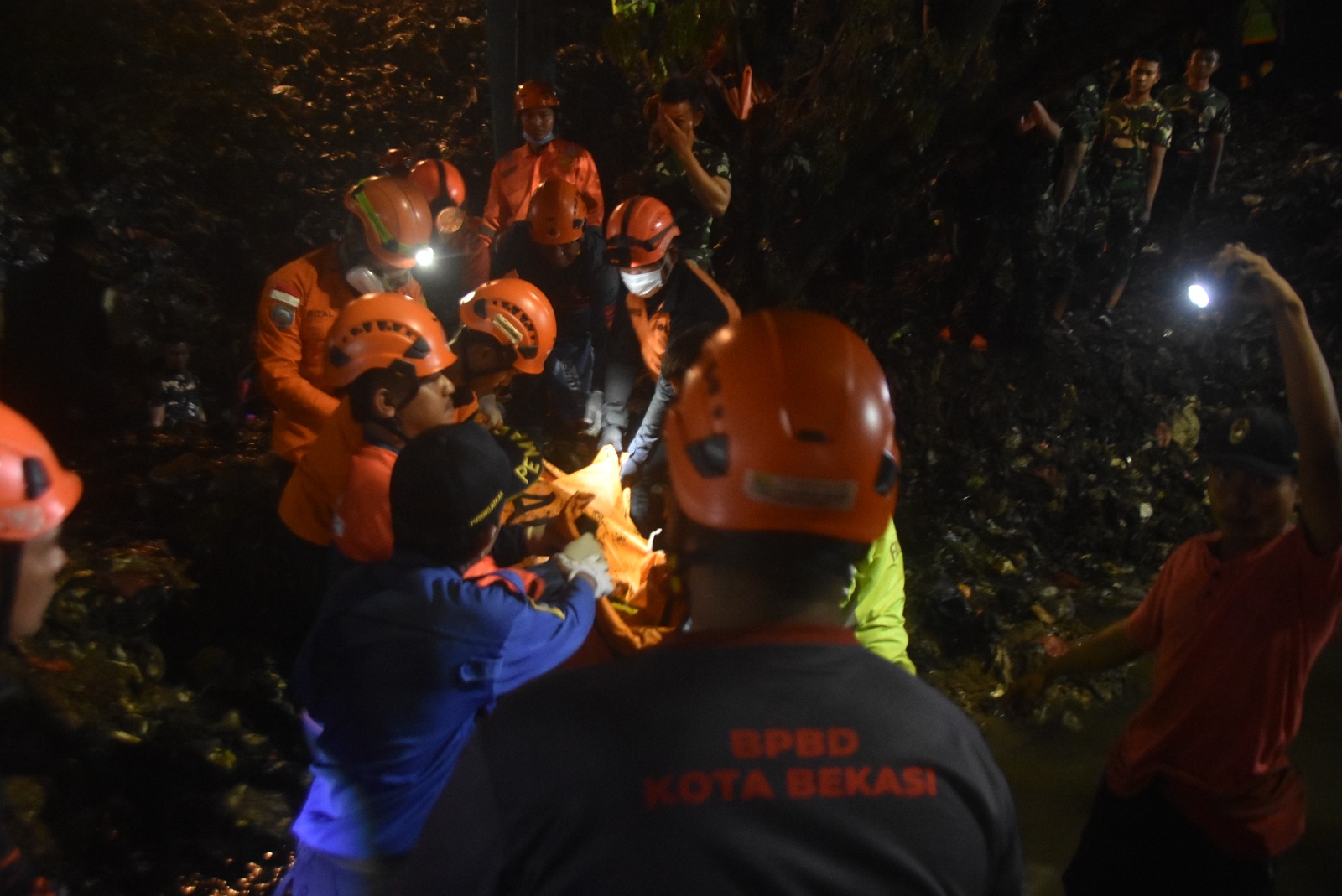 Pemkot Bekasi Kirim Tim Gabungan untuk Cari Lima Warga yang Masih Tertimbun Longsor TPST Bantargebang