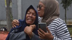 Tangis Keluarga Warnai Pencarian Korban Longsor Sampah TPST Bantargebang