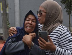 Tangis Keluarga Warnai Pencarian Korban Longsor Sampah TPST Bantargebang