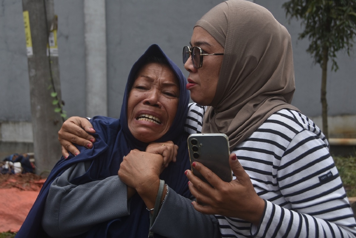 Tangis Keluarga Warnai Pencarian Korban Longsor Sampah TPST Bantargebang