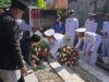 Hormati Jasa Pejuang, Forkopimda Kota Bekasi dan TNI AL Sematkan Helm Tempur di Makam M Hasibuan