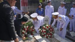 Hormati Jasa Pejuang, Forkopimda Kota Bekasi dan TNI AL Sematkan Helm Tempur di Makam M Hasibuan