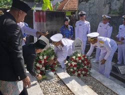Hormati Jasa Pejuang, Forkopimda Kota Bekasi dan TNI AL Sematkan Helm Tempur di Makam M Hasibuan