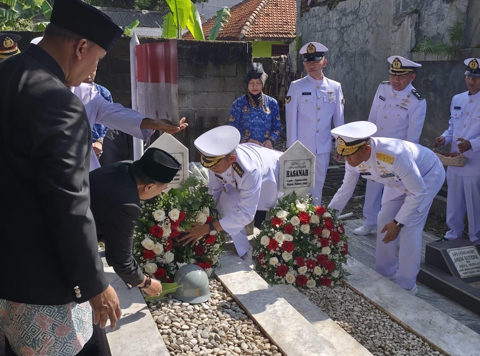 Hormati Jasa Pejuang, Forkopimda Kota Bekasi dan TNI AL Sematkan Helm Tempur di Makam M Hasibuan