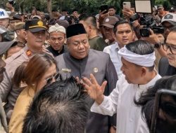 Mobil KDM Dicegat Mahasiswa Usai Paripurna HUT ke-29 Kota Bekasi