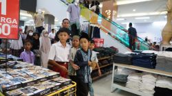 100 Anak Yatim di Kabupaten Bekasi Diajak Belanja Baju Lebaran