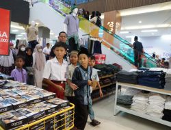 100 Anak Yatim di Kabupaten Bekasi Diajak Belanja Baju Lebaran