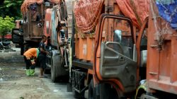 Truk Sampah Pemprov Jakarta Mengular Menuju TPST Bantargebang