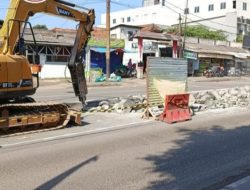 Lurah Jatiasih Pantau Perbaikan Jalan Wibawa Mukti II