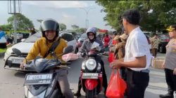 Lintas Agama Berbagi Takjil di Bekasi