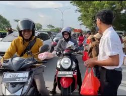 Lintas Agama Berbagi Takjil di Bekasi