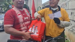Rajin Bersihkan Jalan, Dahlan Dapat Bingkisan Lebaran dari Wakil Wali Kota Bekasi