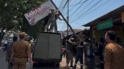 Tim Gabungan Sikat Reklame Tanpa Izin di Jalan Raya Bantargebang–Setu