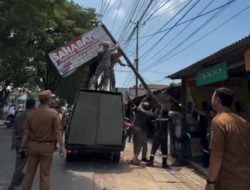 Tim Gabungan Sikat Reklame Tanpa Izin di Jalan Raya Bantargebang–Setu