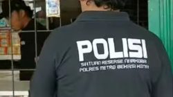 Petugas Kelurahan Padurenan dan Polisi Sikat Toko Obat G Ilegal 