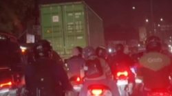 Dilarang Melintas, Truk Sumbu Tiga Terobos Jalur Mudik Cikarang