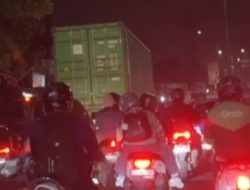 Dilarang Melintas, Truk Sumbu Tiga Terobos Jalur Mudik Cikarang