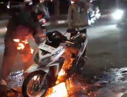Motor Ditunggangi Satu Keluarga Pemudik Asal Cikarang Terbakar di Cirebon, Begini Kronologinya