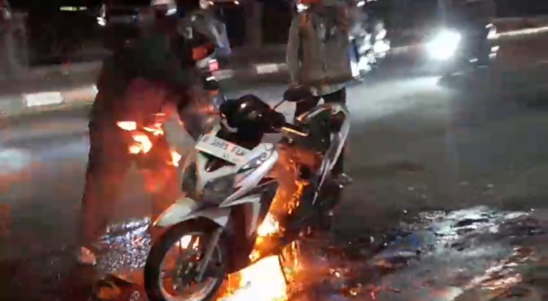 Motor Ditunggangi Satu Keluarga Pemudik Asal Cikarang Terbakar di Cirebon, Begini Kronologinya