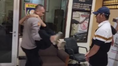 Ibu Hamil di Sukatani Ngidam Digendong Polisi, Wakapolsek Turuti Permintaan