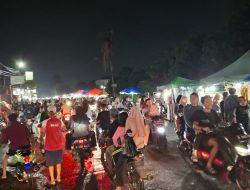 Kawasan Dukuh Zamrud Mustikajaya Ramai Warga Berburu Kebutuhan Lebaran