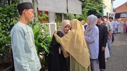 Tradisi Lebaran di Duta Kranji Bekasi Barat: Warga Berbaris Panjang Saling Bermaafan