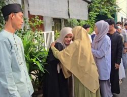 Tradisi Lebaran di Duta Kranji Bekasi Barat: Warga Berbaris Panjang Saling Bermaafan