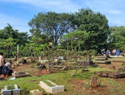 Hari Kedua Lebaran, TPU Kedondong Mustikajaya Masih Ramai Peziarah