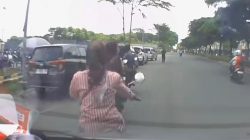Emak-emak Pemotor Kesundul Mobil di Harapan Indah Gara-gara Potong Jalan dan Berhenti Mendadak