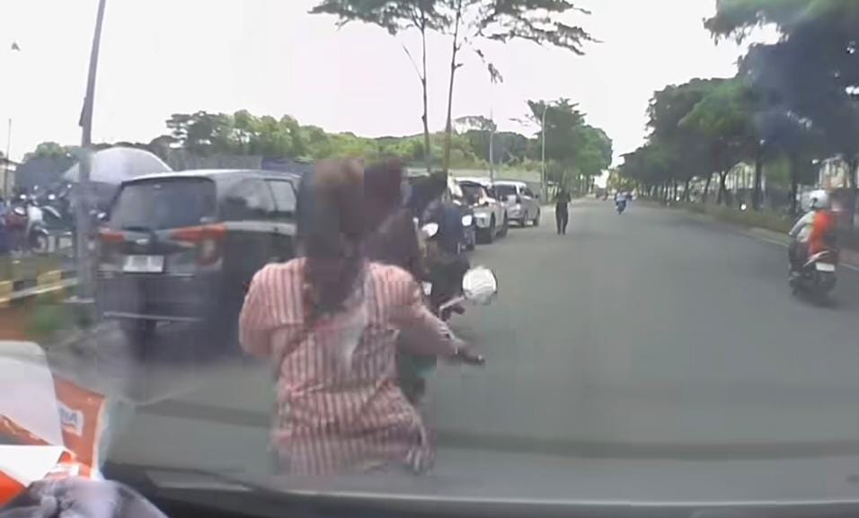Emak-emak Pemotor Kesundul Mobil di Harapan Indah Gara-gara Potong Jalan dan Berhenti Mendadak
