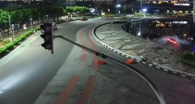 Mobil Nyemplung ke Kolam Bundaran HI, Ini Kronologinya
