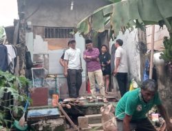 Rumah Ambruk Disapu Angin di Jatisari, Aparatur Kelurahan Turun Tangan