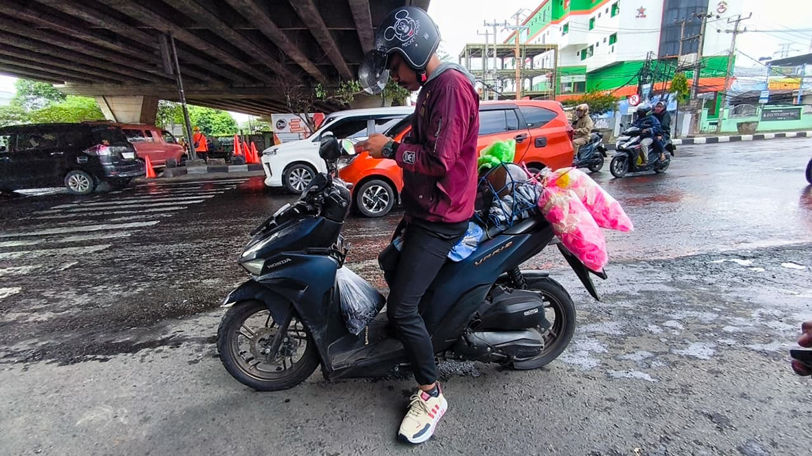 Arus Balik Lebaran di Kabupaten Bekasi: Kerupuk Melarat Ikut “Kembali” ke Perantauan