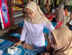 Petugas Kesehatan Periksa Warga Pascamudik untuk Cegah Penyebaran Malaria di Kota Bekasi