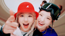 Kim Dahyun dan Son Chaeyoung Tumbang, Tur Dunia TWICE Terancam?