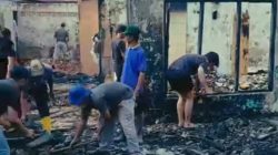 Aparatur Kelurahan Harapan Baru Gotong Royong Sapu Puing Kebakaran