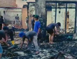 Aparatur Kelurahan Harapan Baru Gotong Royong Sapu Puing Kebakaran