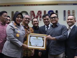 Kapolres Metro Bekasi Terima Penghargaan dari Komisi III DPR RI, Tuntaskan Konflik Warga Vasana Neo Vasana