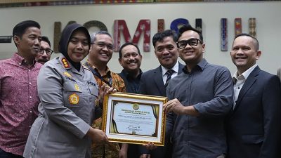 Kapolres Metro Bekasi Terima Penghargaan dari Komisi III DPR RI, Tuntaskan Konflik Warga Vasana Neo Vasana