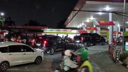 Antrean Kendaraan di SPBU Kartini Mengular hingga Jalan Raya