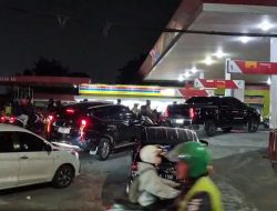 Antrean Kendaraan di SPBU Kartini Mengular hingga Jalan Raya