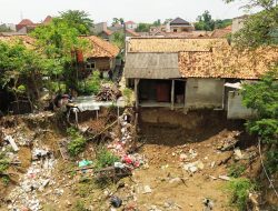 Empat Rumah di Kampung Kaum Tergerus Erosi Kali Cikarang