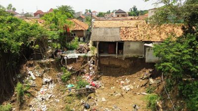 Empat Rumah di Kampung Kaum Tergerus Erosi Kali Cikarang