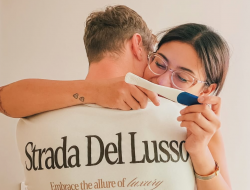 Awkarin Peluk Pria Bule Sambil Pamer Testpack Positif, Ending-nya Bikin Geleng Kepala!