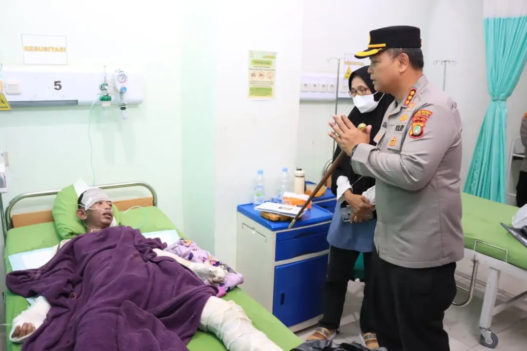 Kapolres Metro Bekasi Kota Jenguk Korban Kebakaran SPBE, Salurkan Tali Asih dan Beri Dukungan Moril