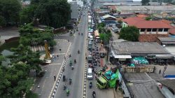 Dikejar Petugas dari Tol Cikunir, Truk Muatan Beras Berakhir Terperosok di Tambun